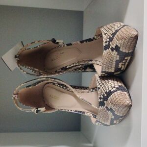 Snakeskin Pattern Block Heel Pumps